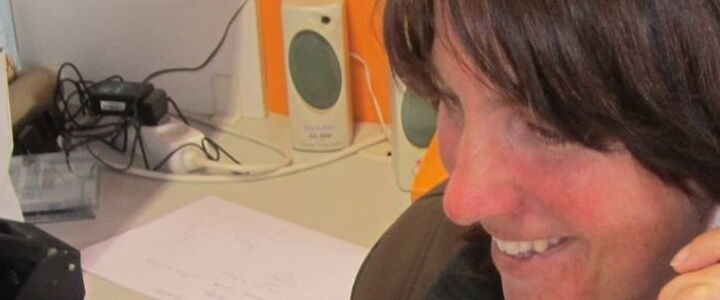 Nadine Laufer am Telefon