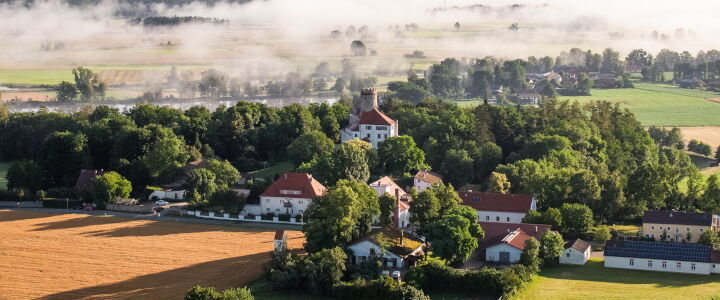 Luftaufnahme von Thierlstein mit der Pferdeklinik Bieberstein im Vordergrund