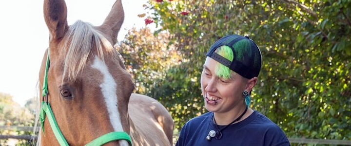 Daniela Hatscher mit einem Pferd