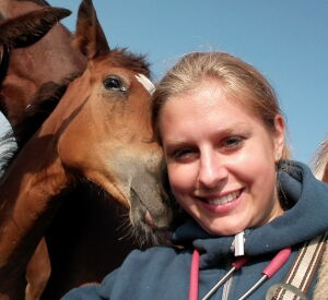 Alexandra Allkofer beim Schmusen mit einem Fohlen