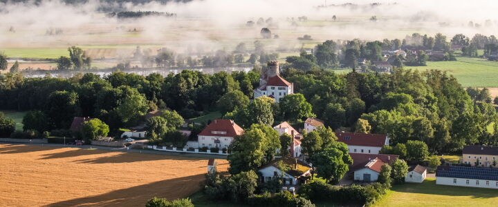 Luftaufnahme von Thierlstein mit der Pferdeklinik Bieberstein im Vordergrund
