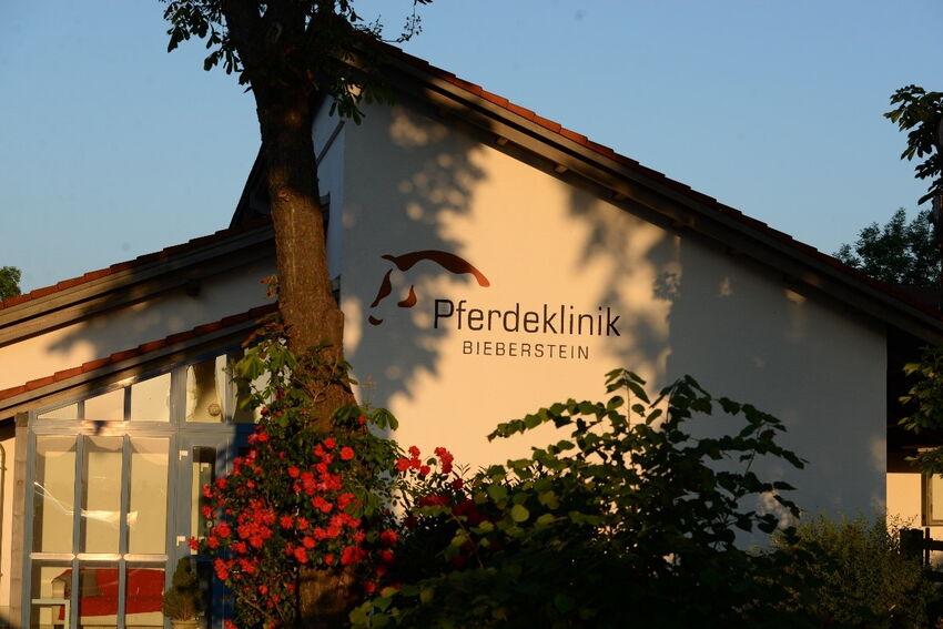 Fassade der Pferdeklinik Bieberstein