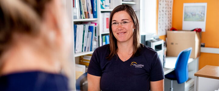 Mitarbeiterin der Pferdeklinik Bieberstein an der Rezeption