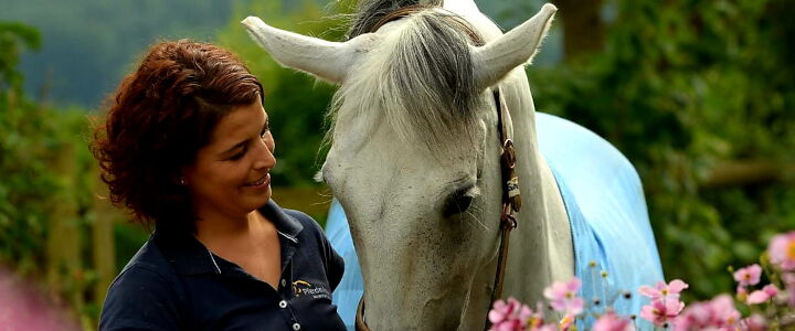 Luise Kappler mit Pferd zwischen Blumen