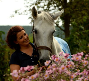Luise Kappler mit Pferd zwischen Blumen