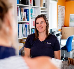 Mitarbeiterin der Pferdeklinik Bieberstein an der Rezeption