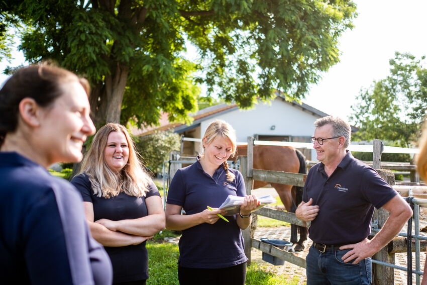 Mitarbeiter der Pferdeklinik Bieberstein im Gespräch