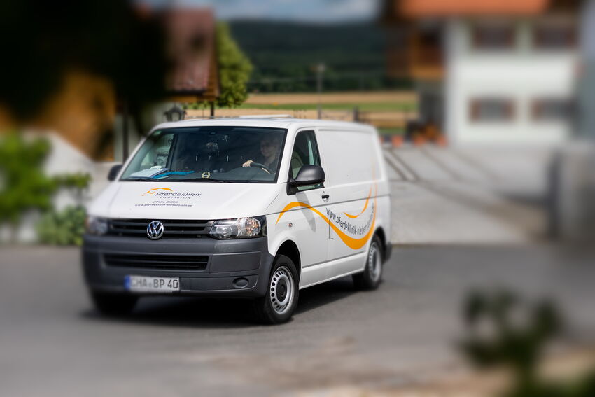 Fahrzeug der Pferdeklinik Bieberstein